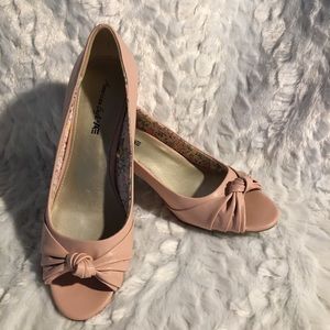AMERICAN EAGLE BLUSH PINK ROSADO PEEP TOE PUMPS